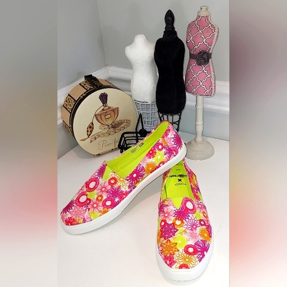 Toms Women's Pink/Orange/Purple Spirogragh Print Slip On Shoes NWOB - Picture 1 of 7